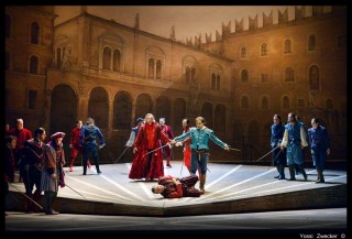 רומיאו דוקר את טיבלט - מערכה 3 (צילום: יוסי צבקר)