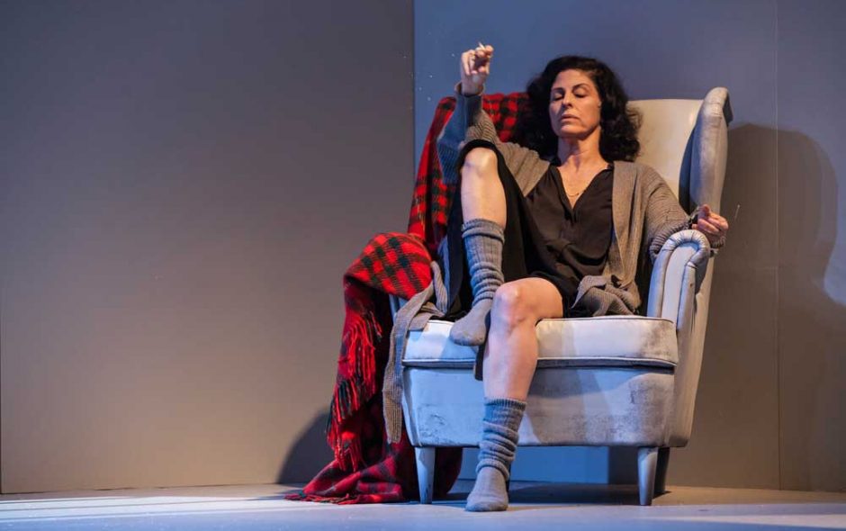 בשמלה אדומה